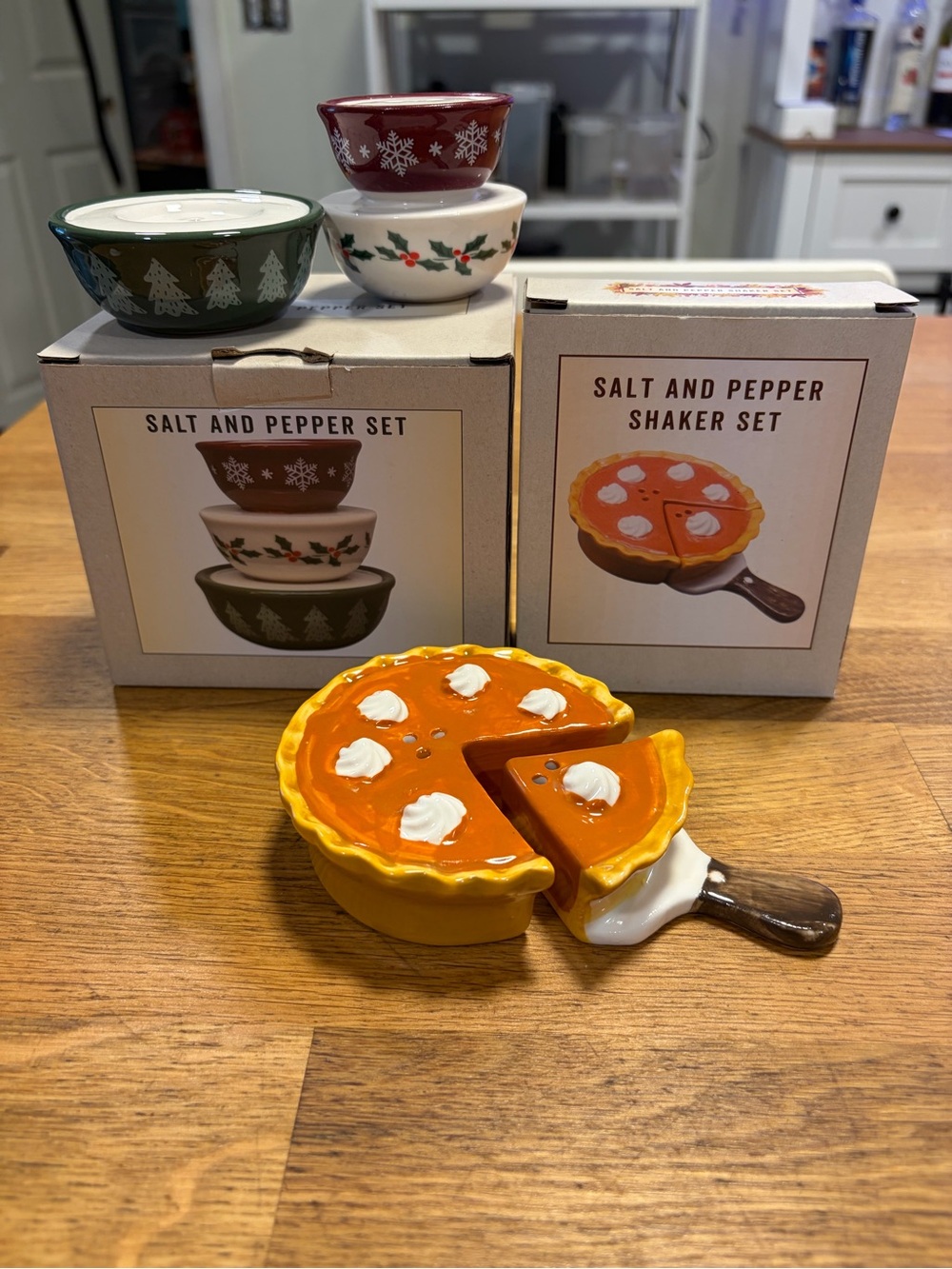 Set of 2 Cracker Barrel salt & pepper shakers Holiday 2026. 1 mixing bowl, 1 pie